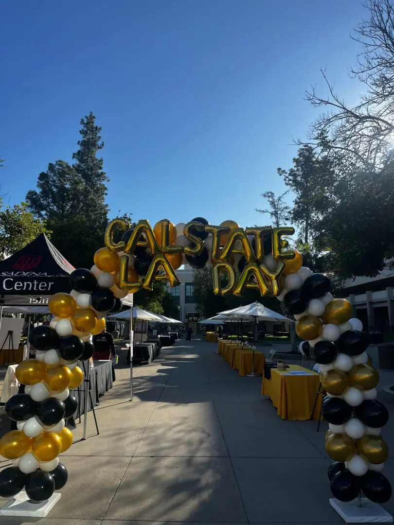 Outdoor Cal State LA Day balloon arch