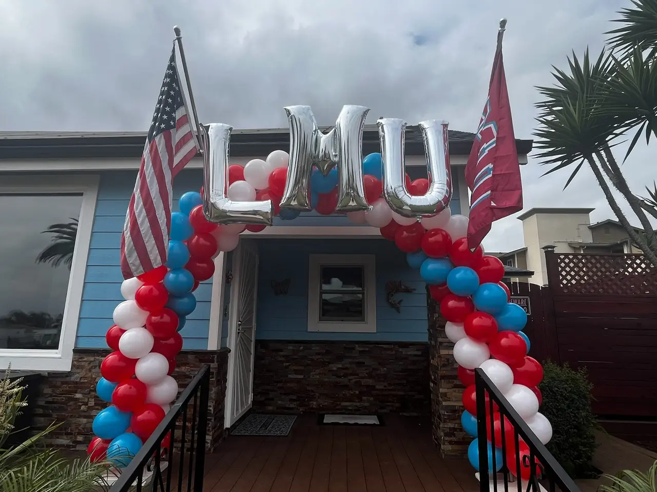 Balloon arch with silver LMU letters