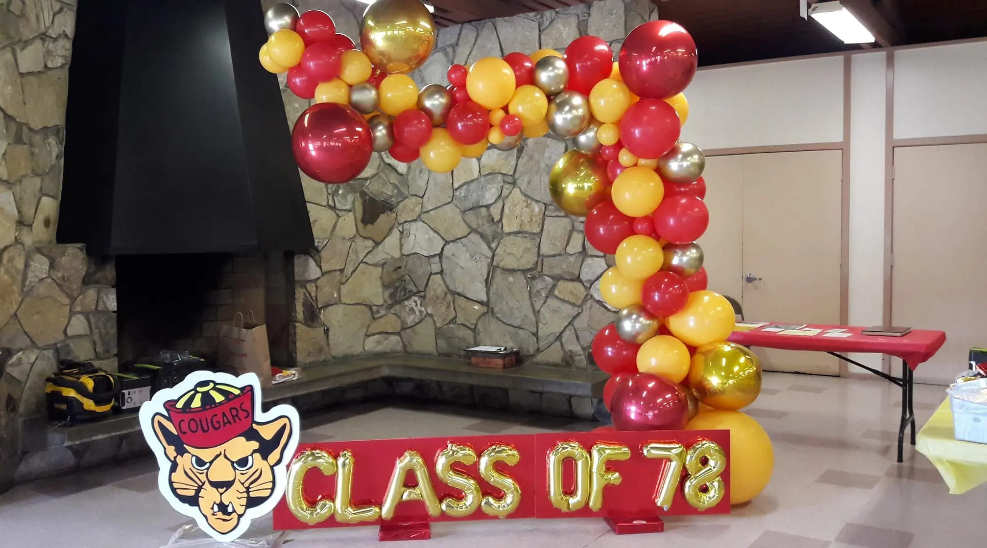 Balloon arch with Class of '78 sign