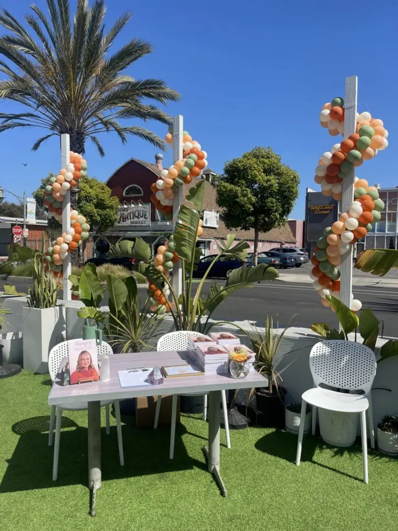 Outdoor table with balloons and palm tree