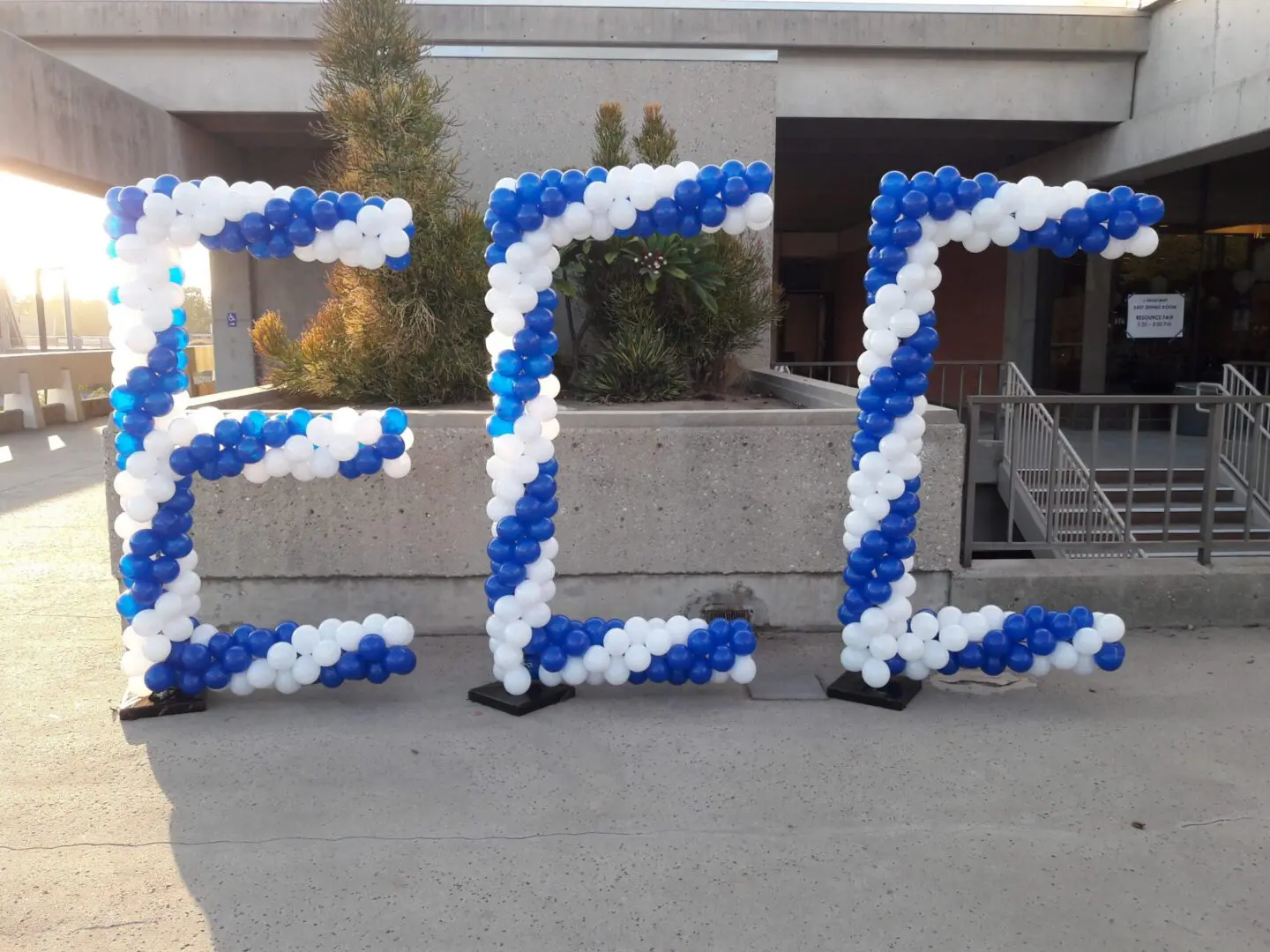 Three blue and white balloon letter Es