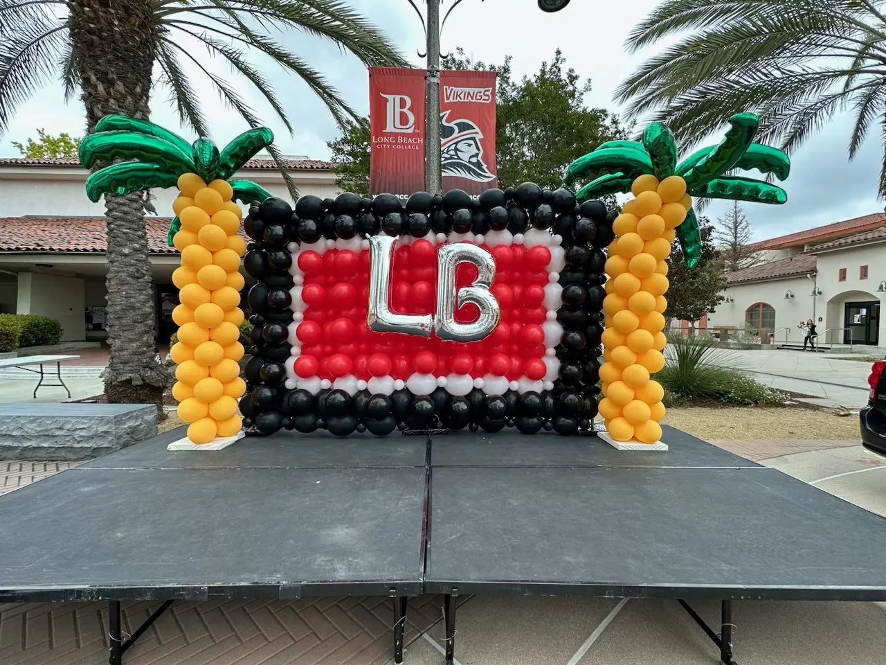 LB balloon backdrop with palm tree columns